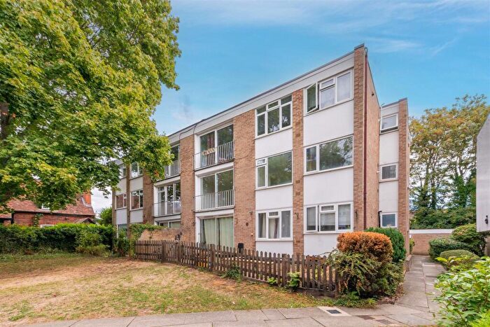2 Bedroom Apartment For Sale In Dunwood Court, Boyn Valley Road, Maidenhead, SL6