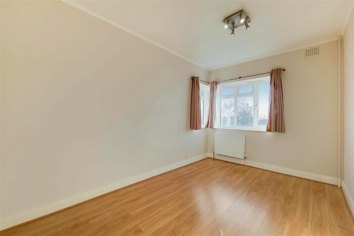 2 Bedroom Flat For Sale In Courtleigh, Bridge Lane, Temple Fortune, NW11