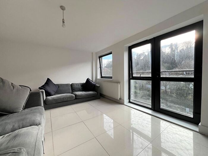 2 Bedroom Flat For Sale In Croydon Road, Caterham, CR3