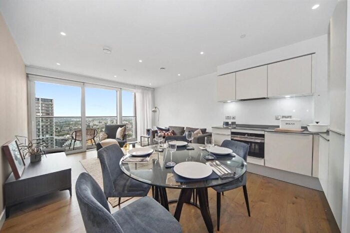 3 Bedroom Flat To Rent In Tantallon House, Elephant Central, Elephant And Castle, London, SE17