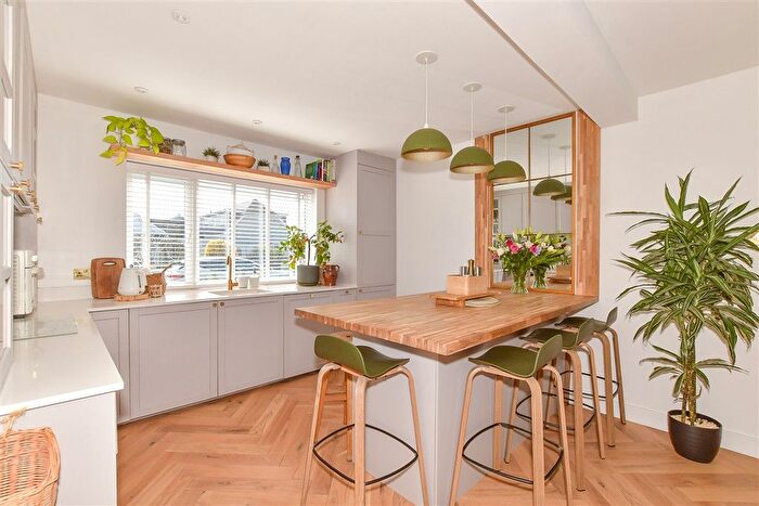 4 Bedroom Chalet For Sale In Essex Avenue, Herne Bay, Kent, CT6