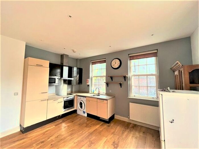 3 Bedroom Flat To Rent In North Drive, Tooting Bec, London, SW16