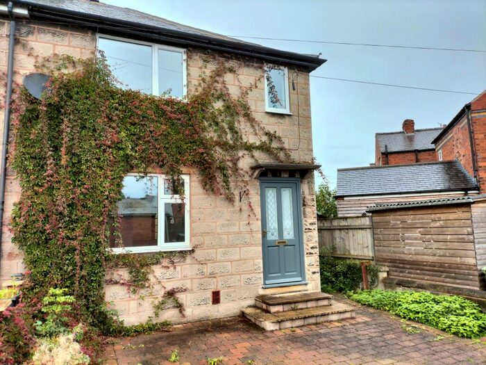 3 Bedroom House To Rent In Sydney Street, Brampton, Chesterfield, S40
