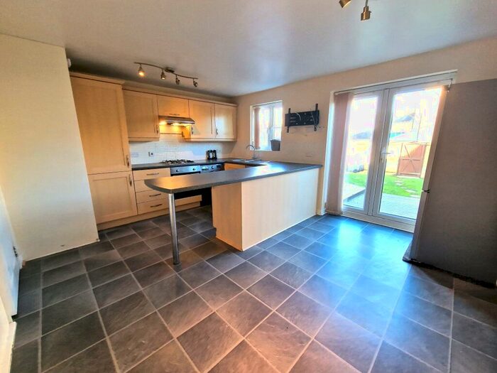 4 Bedroom Town House To Rent In Bluebell Way, Carterton, OX18
