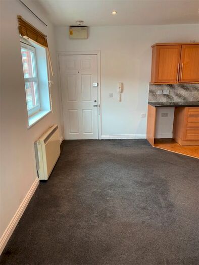 1 Bedroom Flat To Rent In Military Road, Northampton, NN1