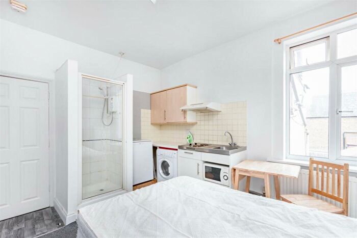 Flat To Rent In Upper Richmond Road West, East Sheen, SW14