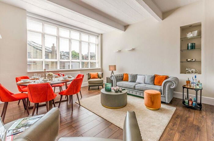 3 Bedroom Flat To Rent In City Reach, Islington, London, EC1V