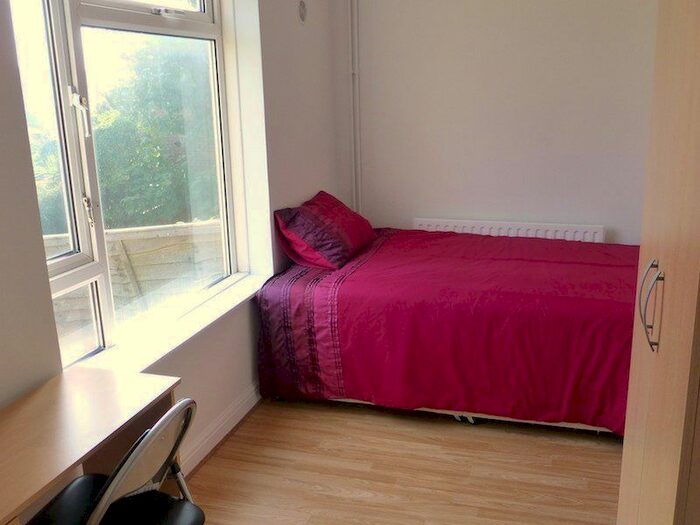 5 Bedroom Semi-Detached House To Rent In Waverley Crescent, Brighton, BN1