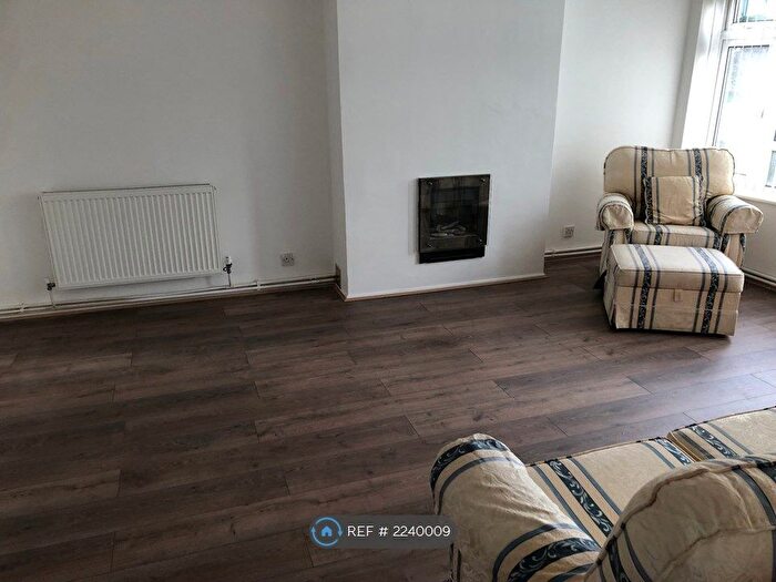 2 Bedroom Flat To Rent In Little Chalfont, Amersham, HP6