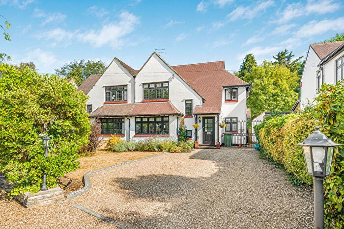 4 Bedroom Semi Detached House For Sale In Walton-On-Thames, Surrey, KT12