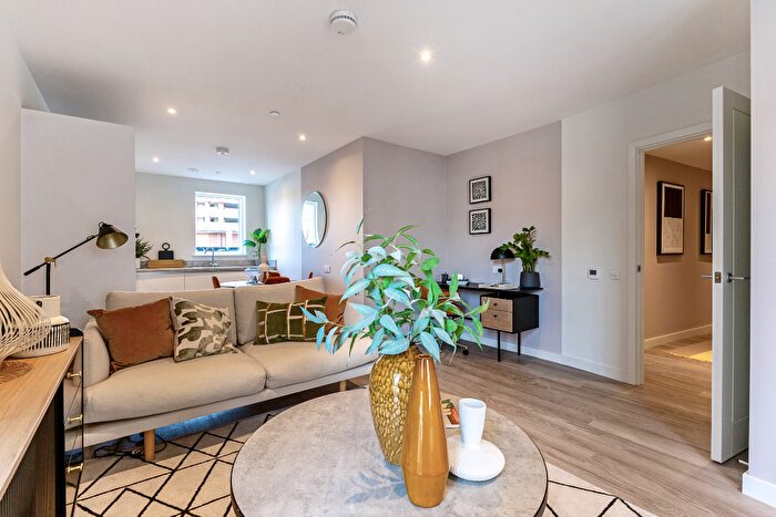 2 Bedroom Flat For Sale In Bell Road, Hounslow, TW3