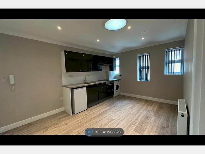 1 Bedroom Flat To Rent In Long Lane, Hillingdon, Uxbridge, UB10