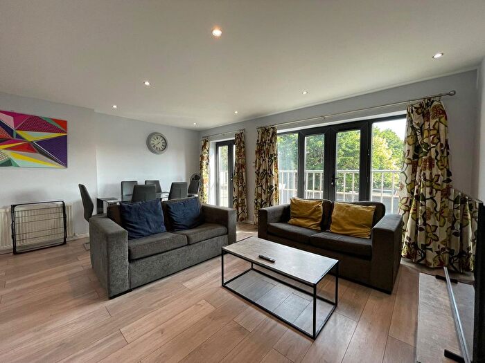 2 Bedroom Flat To Rent In Hounslow, TW5