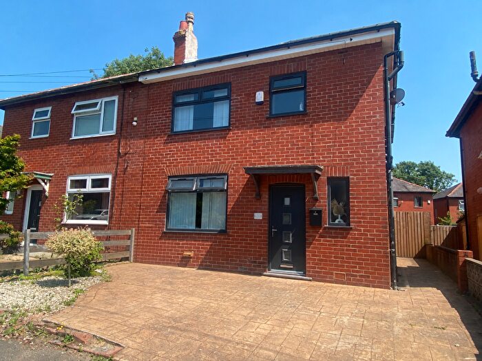 3 Bedroom Semi-Detached House For Sale In Hemlock Avenue, Oldham, OL8