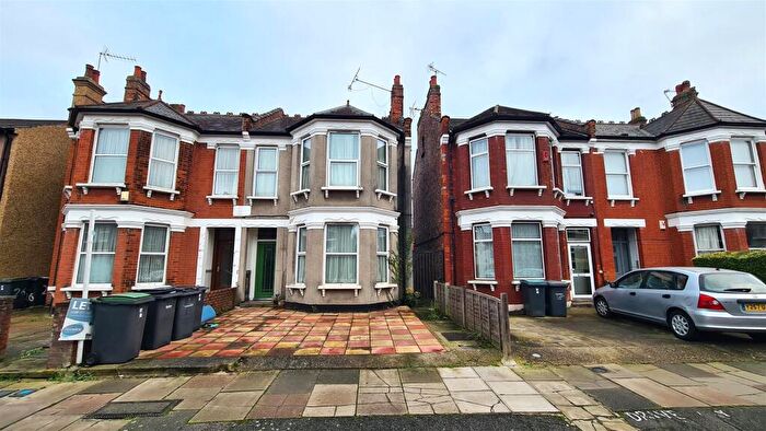 Studio To Rent In Palmerston Road, London, N22