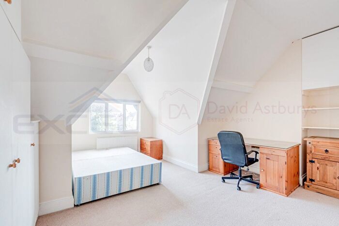 4 Bedroom Flat To Rent In Walm Lane, Willesden, London, NW2