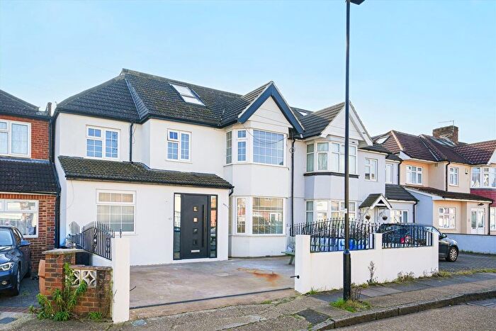 6 Bedroom Semi-Detached House To Rent In Avondale Gardens, Hounslow, TW4