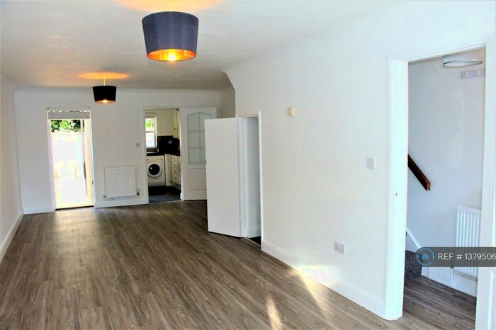 3 Bedroom Semi-Detached House To Rent In Stable Cottages, Guildford, GU1