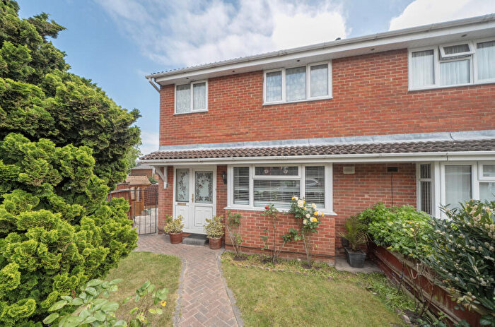 3 Bedroom Semi-Detached House For Sale In Regents Park Gardens, Regents Park, Southampton, Hampshire, SO15