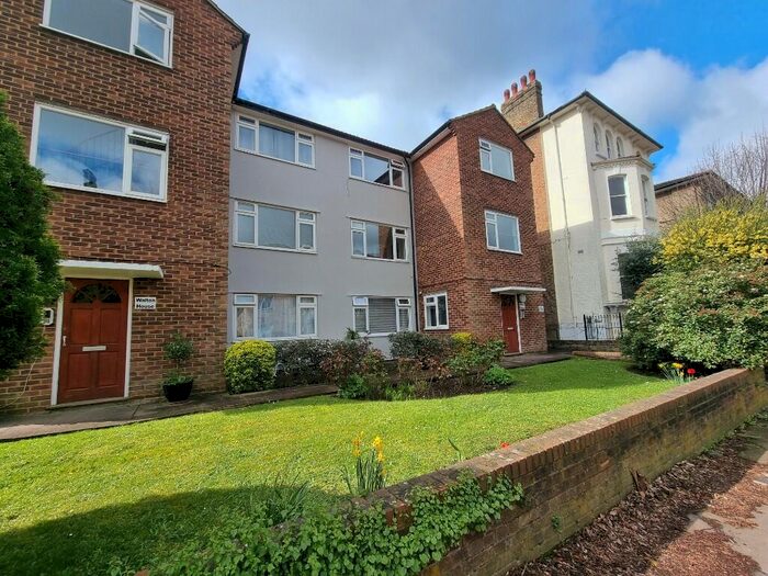 2 Bedroom Flat To Rent In Grove Road, Surbiton, Surrey, KT6