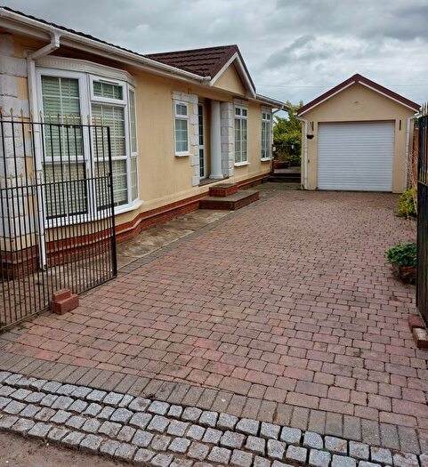 2 Bedroom Mobile/park Home For Sale In Fairfield Park, West End Road, Mortimer, Nr Reading, RG7