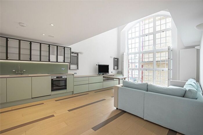 3 Bedroom Flat To Rent In Battersea Park Road, London, SW11