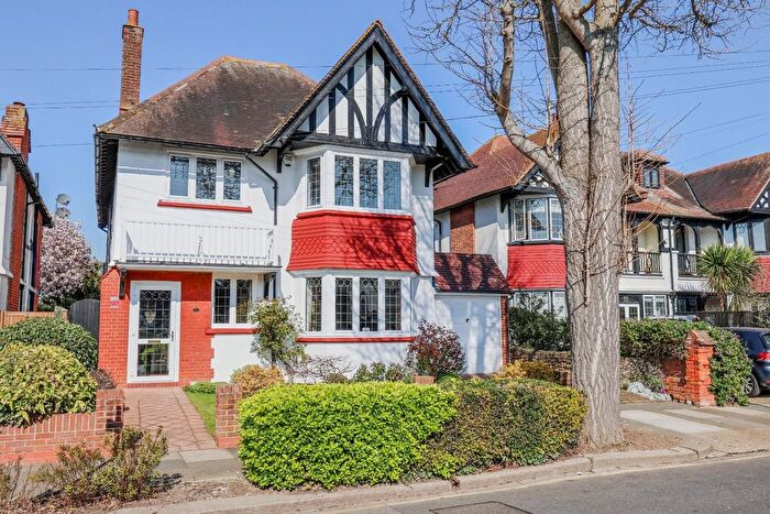 4 Bedroom Detached House For Sale In Elm Grove, Southend-On-Sea, SS1