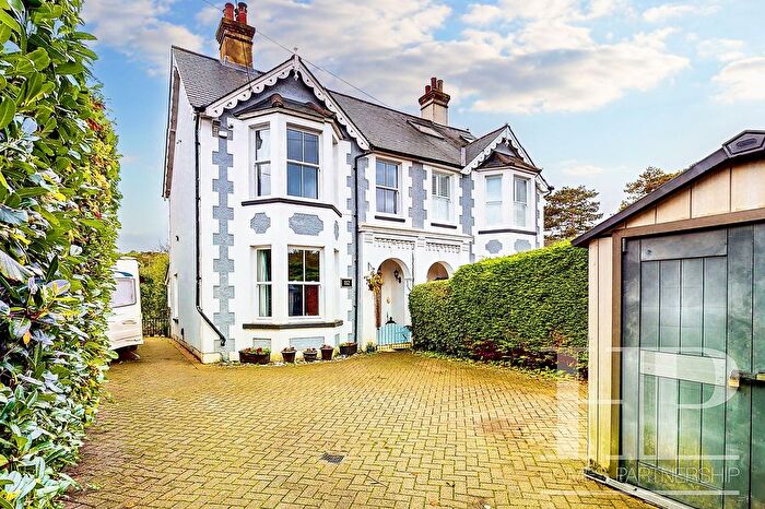 4 Bedroom Semi-Detached House For Sale In Ifield Road, Crawley, RH11