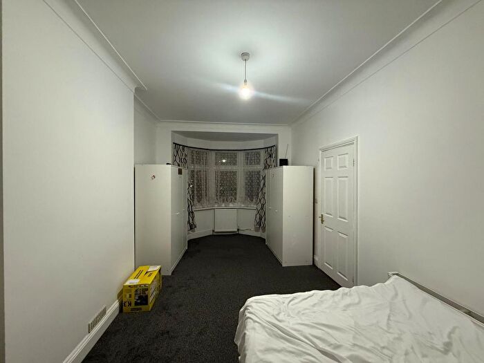 5 Bedroom Semi-Detached House To Rent In Eastern Avenue, Ilford, IG4