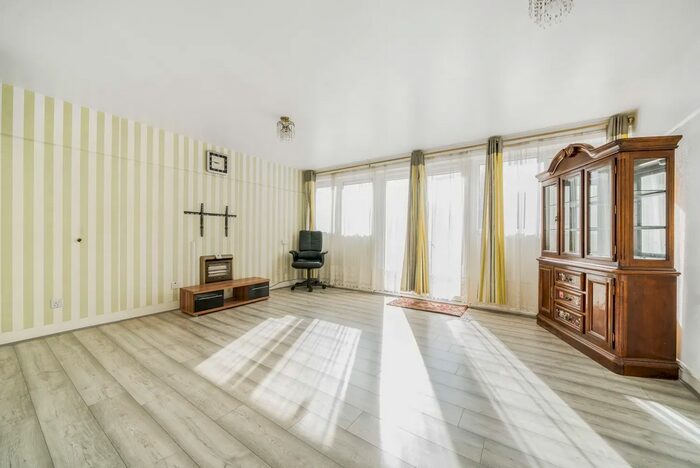 3 Bedroom Maisonette To Rent In Bowling Green Row, London, SE18