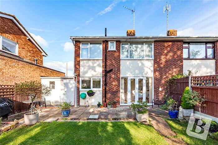 3 Bedroom Semi-Detached House For Sale In Toppesfield Avenue, Wickford, Essex, SS12