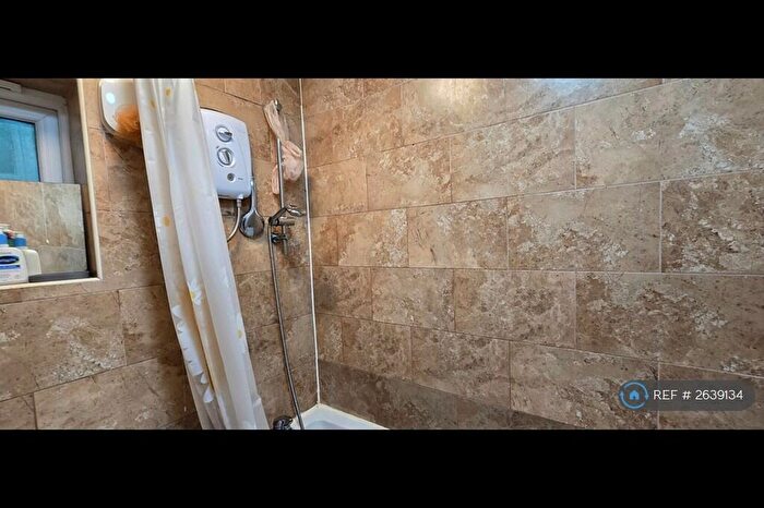 3 Bedroom Flat To Rent In Lovell Park Heights, Leeds, LS7
