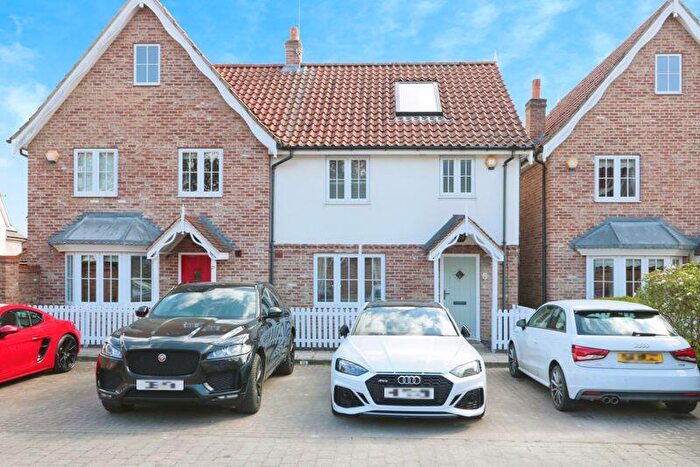 3 Bedroom Semi-Detached House To Rent In St. Marys Walk, Swanland, HU14