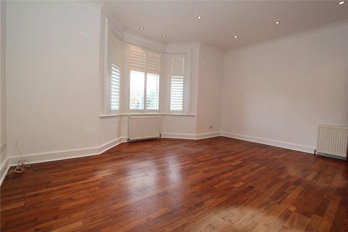 2 Bedroom Flat To Rent In King Edwards Place, London, Uk, W3