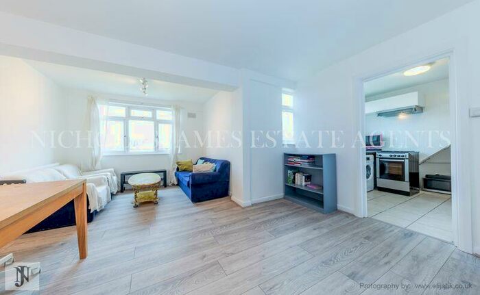 3 Bedroom Flat To Rent In Seven Sisters Road, Manor House, London, N4