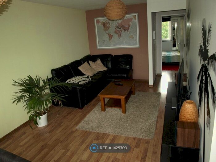 1 Bedroom Flat To Rent In Vickers Way, Hounslow, TW4