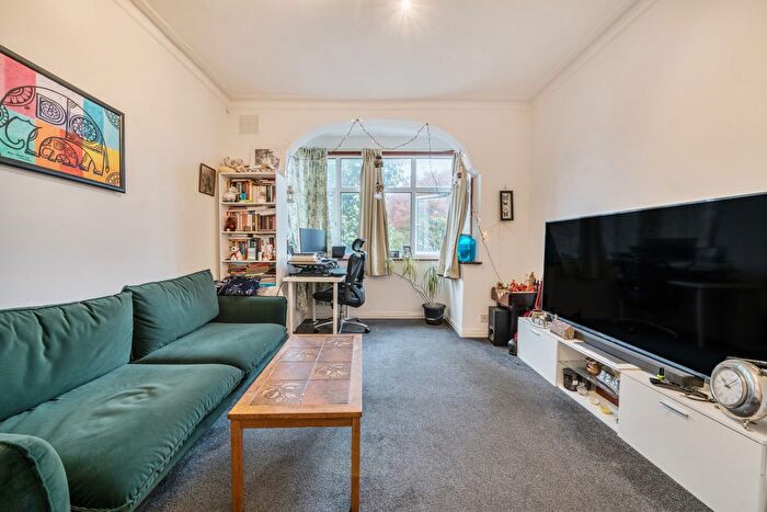1 Bedroom Flat For Sale In Bernard Avenue, Northfields, London, W13