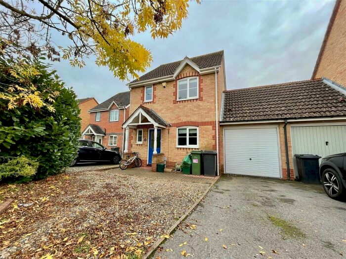 3 Bedroom Link Detached House To Rent In Foxglove Way, Thatcham, RG18
