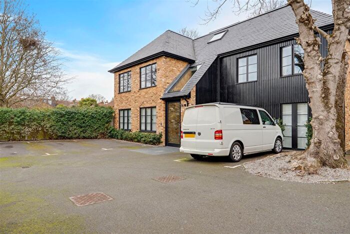 1 Bedroom Flat For Sale In Bembridge House, Hampton Hill, TW12