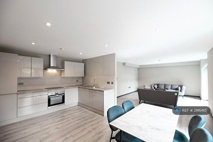 2 Bedroom Flat To Rent In Trinity Apartments, Leeds, LS13
