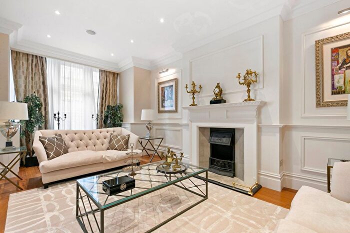 3 Bedroom Flat To Rent In Iverna Court, Kensington High Street, W8