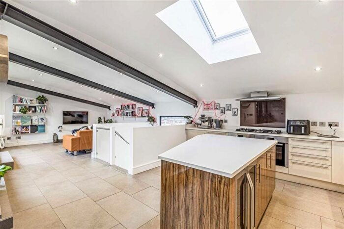 4 Bedroom Flat For Sale In Bartholomew Square, Old Street, EC1V - Photo 3