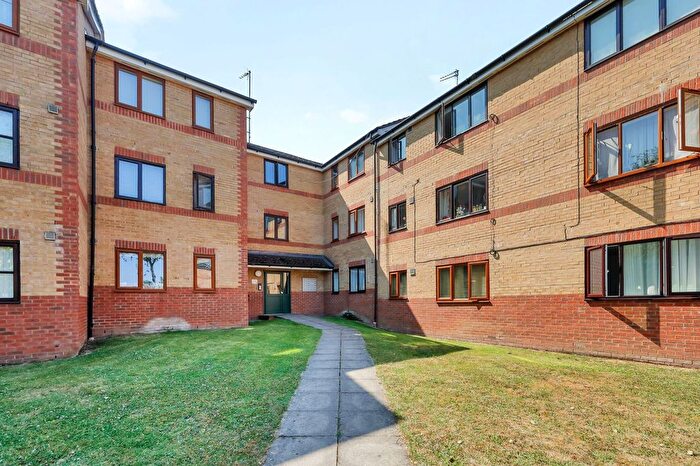 1 Bedroom Flat For Sale In Draycott Close, London, NW2