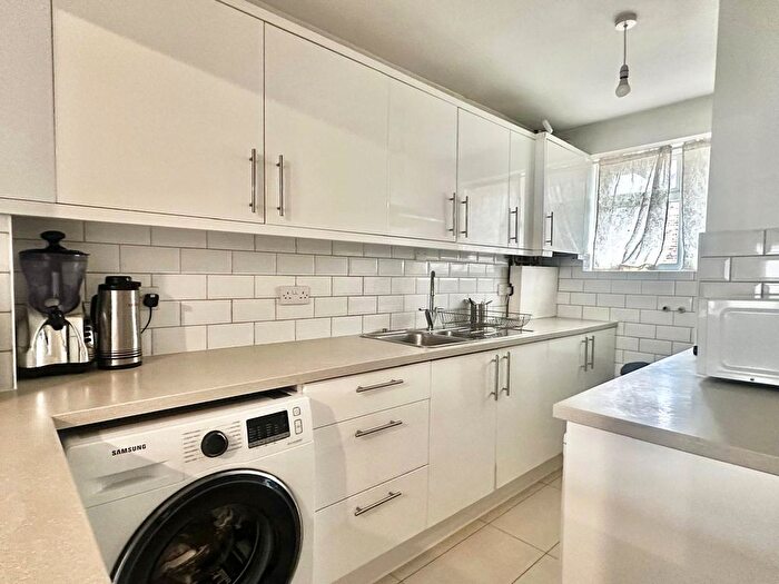 2 Bedroom Flat To Rent In Radcliffe Square, Putney, London, SW15