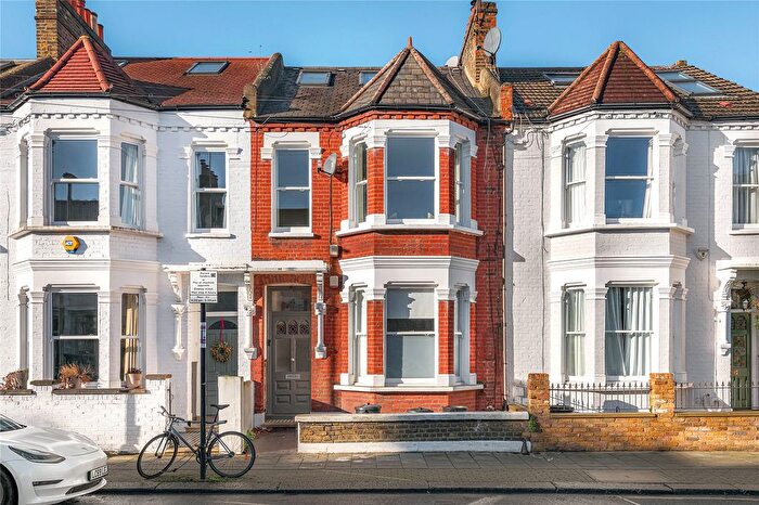3 Bedroom Flat For Sale In Jedburgh Street, London, SW11