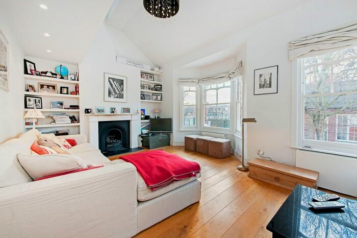 3 Bedroom Flat To Rent In Woodlawn Road, London, SW6