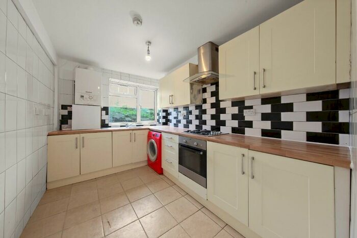 3 Bedroom Flat To Rent In Eltham Road, London, SE12