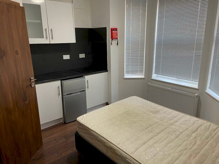 Studio To Rent In Chalvey Road East, Slough, Berkshire, SL1