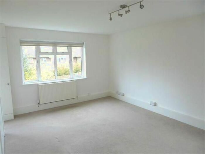 3 Bedroom Flat To Rent In Sycamore Road, London, SW19