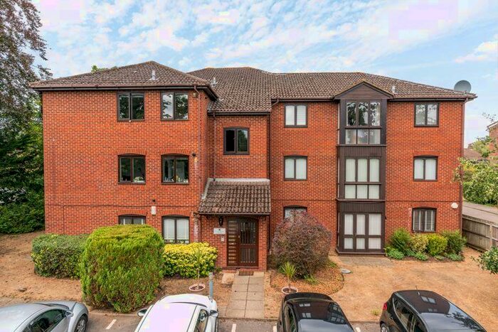 1 Bedroom Flat To Rent In Castle Road, Weybridge, KT13